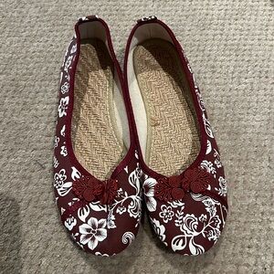 Super cute dark red & cream flats, 6.5